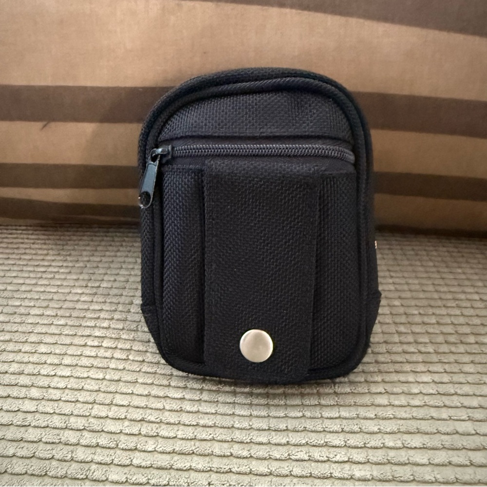 Kenneth Cole Reaction Digital Camera Case - Picture 2 of 6